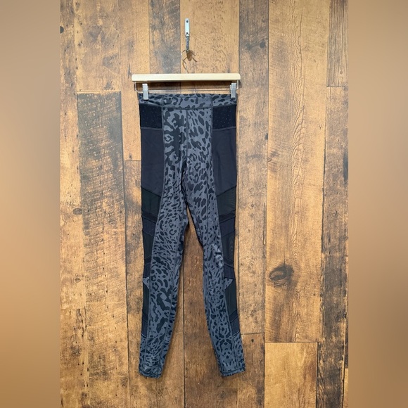 Lululemon Just Breathe Pant
Animal Swirl Deep Coal Light / Black size 6 EUC - Picture 2 of 5